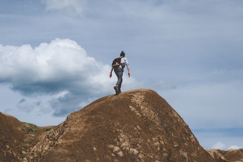 un homme marche en montagne - Photo de Alexandra Mirgheș sur https://unsplash.com/fr/photos/b-JcAqZYLbI