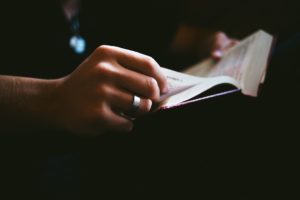 Les mains d'une personne lisant la Bible seule chez soi, le soir - Photo de Anna Hecker sur https://unsplash.com/fr/photos/wheFCok7UOs 