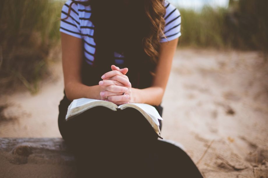une jeune femme prie dans la nature après avoir lu la Bible - Photo de Ben White sur https://unsplash.com/fr/photos/vtCBruWoNqo