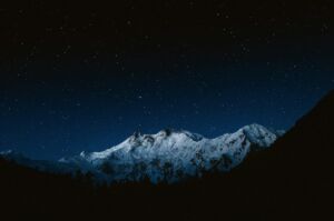 La fin de la nuit : ciel étoilé sur les montagnes enneigées - Photo de Haseeb Jamil sur https://unsplash.com/fr/photos/sommet-de-montagne-enneigee-sous-un-ciel-etoile-3s85IxVDyXE