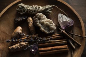 pierres, tarots et autres objets pour la magie ? - Photo de Joanna Kosinska sur https://unsplash.com/fr/photos/MnKWt1W1GDg 