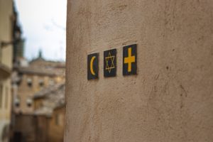 sur un mur : un croissant islamique, une étoile juive et une croix chrétienne - Photo de Noah Holm sur Photo de Noah Holm sur https://unsplash.com/fr/photos/UVssyWRCB24 