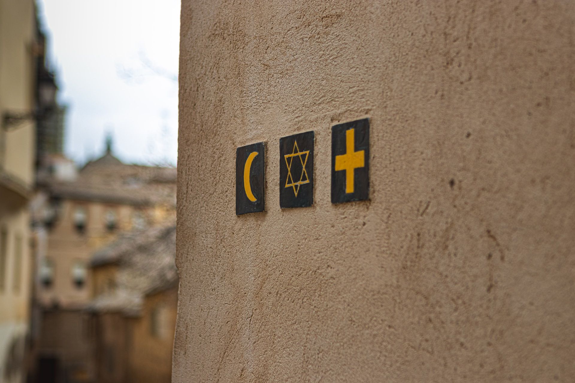 sur un mur : un croissant islamique, une étoile juive et une croix chrétienne - Photo de Noah Holm sur Photo de Noah Holm sur https://unsplash.com/fr/photos/UVssyWRCB24