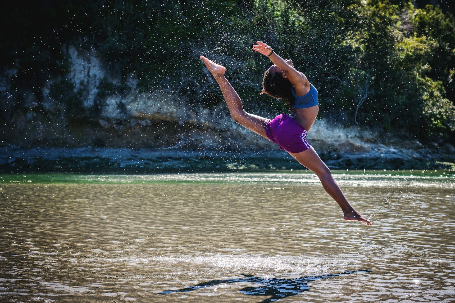 Femme sautant en l'ai en extension dans une rivière - Photo de Tim Mossholder sur Unsplash Photo de Tim Mossholder sur https://unsplash.com/fr/photos/nO6NxJvBzow