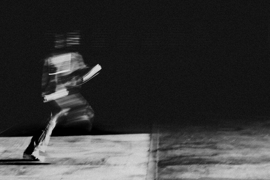 forme floue d'une personne qui court sur fond d'obscurité - Photo de afiq fatah sur https://unsplash.com/fr/photos/photo-en-niveaux-de-gris-dune-femme-en-chemise-blanche-et-pantalon-noir-assise-sur-un-sol-en-beton-1cVmsgAkm9A