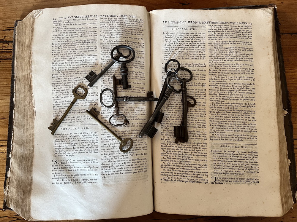 Une bible ancienne avec quelques clefs dessus - photo MP