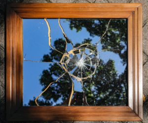 Un miroir brisé reflète le ciel et des abres - Photo de Mick Haupt sur https://unsplash.com/fr/photos/Uu5K-7gDBds 