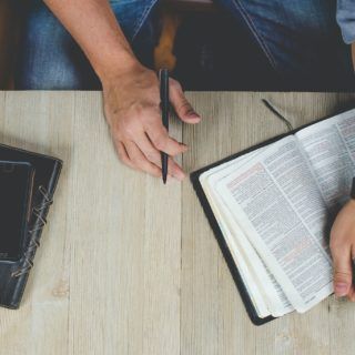 Une personne étudie la Bible seule, avec son téléphone à côté - Photo de Ben White sur https://unsplash.com/fr/photos/oUiTrFhnEkE