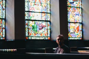 Un homme seul dans une église - Photo de Karl Fredrickson sur https://unsplash.com/fr/photos/86DI4OKDkCc