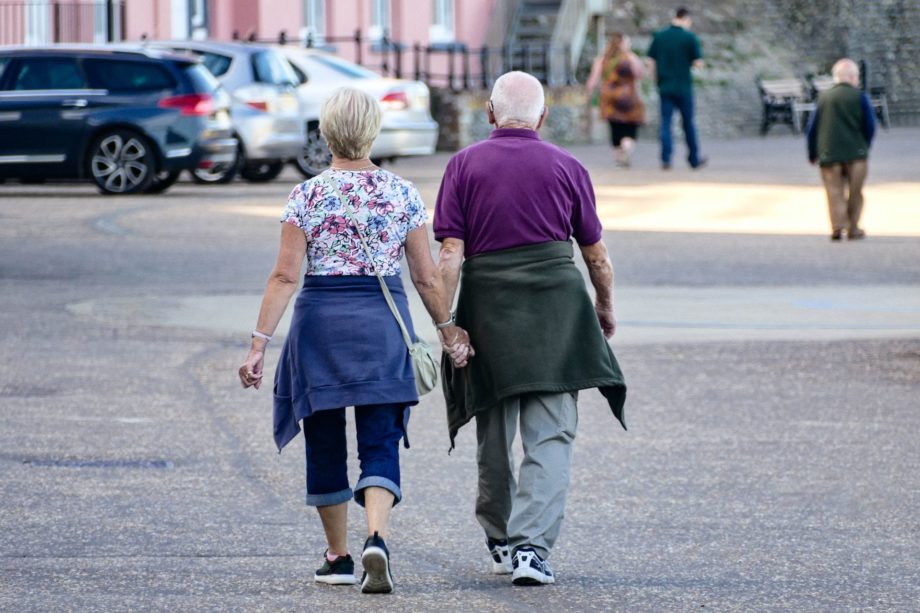 couple de personnes âgées s'éloignant, la main sans la main - Photo de Mark Timberlake sur https://unsplash.com/fr/photos/n8Bepoi9YRc