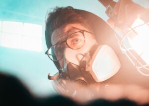 Une personne portant secours avec un masque à oxygène et une lampe - Photo de Matt Koffel sur https://unsplash.com/fr/photos/femme-en-lunettes-noires-et-masque-a-gaz-or4okZbPGQI