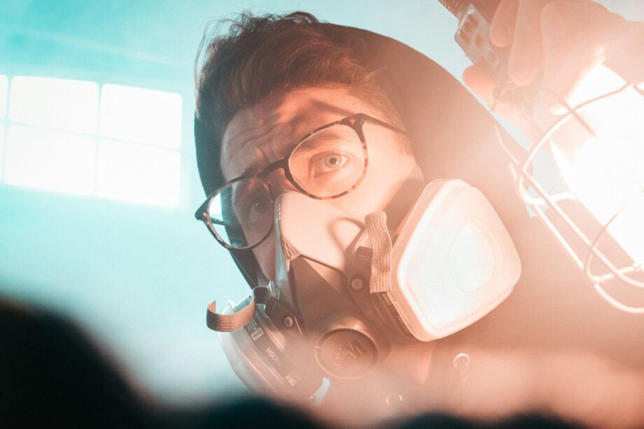 Une personne portant secours avec un masque à oxygène et une lampe - Photo de Matt Koffel sur https://unsplash.com/fr/photos/femme-en-lunettes-noires-et-masque-a-gaz-or4okZbPGQI