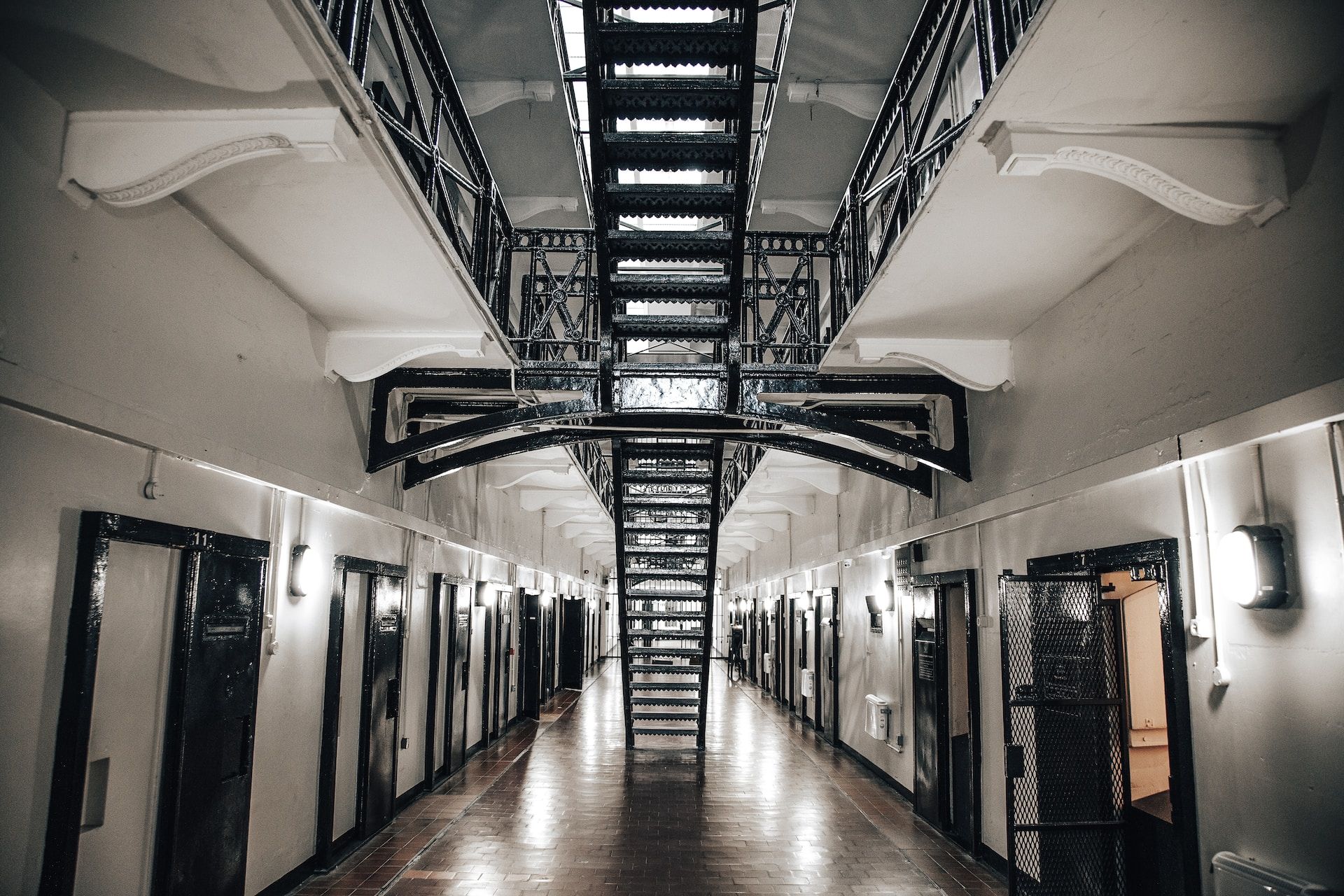 vue de l'intérieur d'une prison, avec des couloirs vides - Photo de Tom Blackout sur https://unsplash.com/fr/photos/LJp0F9Icjlc