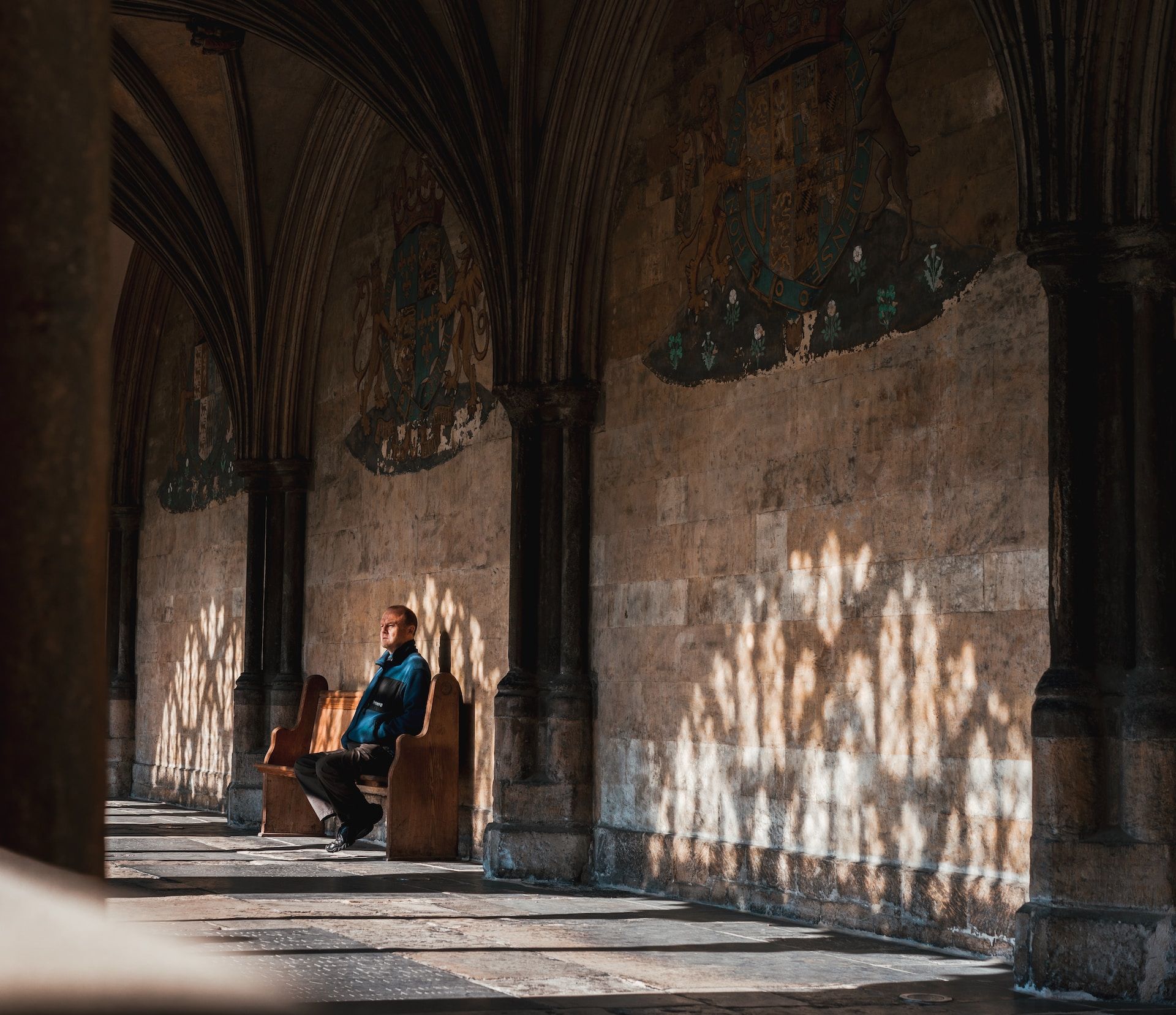 Un homme assis dans une église, mélancolique - Photo de isaac sloman sur https://unsplash.com/fr/photos/TMEhe5Mrif0
