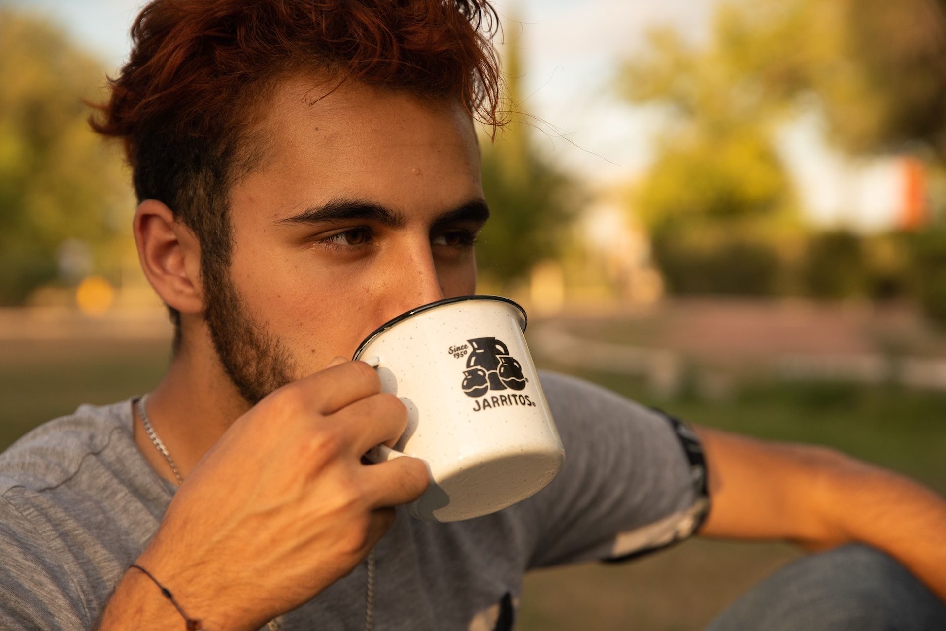 Un jeune homme buvant une tasse de café - Photo de Jarritos Mexican Soda sur https://unsplash.com/fr/photos/TfqM6Kg2Rh4