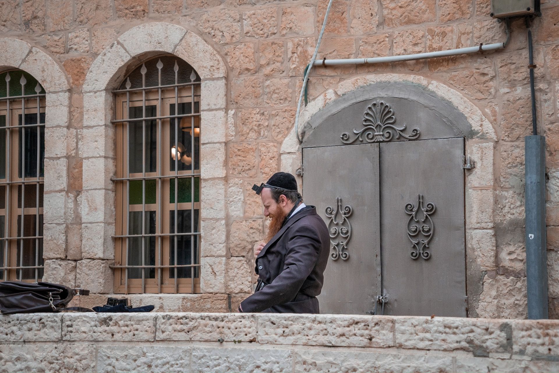 Un rabbin à l'extérieur, dans Jérusalem - Photo de Maayan Nemanov sur https://unsplash.com/fr/photos/o9QAKPbEYLQ