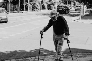homme âgé marchant avec des cannes - Photo de Miikka Luotio sur https://unsplash.com/fr/photos/lU1pxZmWoto
