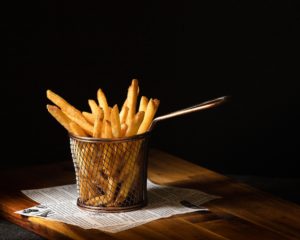 un magnifique cornet de frites - Photo de Mitchell Luo sur https://unsplash.com/fr/photos/ChXHveqrb28