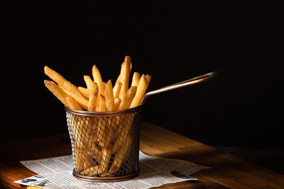 un magnifique cornet de frites - Photo de Mitchell Luo sur https://unsplash.com/fr/photos/ChXHveqrb28