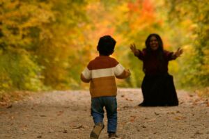Joie d'un enfant qui court vers sa maman dans une forêt - Photo de Nithin Josephsur https://unsplash.com/fr/photos/enfant-courant-vers-une-femme-dans-la-foret-dautomne-nwCciQ23BPk