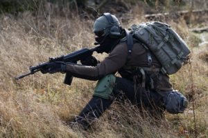 soldat lourdement armé en position d'attaque - Photo de Specna Arms sur https://unsplash.com/fr/photos/U9ZKrZSS5uU