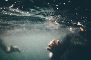 vue sous l'eau d'une personne en train de nager. Photo de Tim Marshall sur https://unsplash.com/fr/photos/T-AOFf2B8Zw