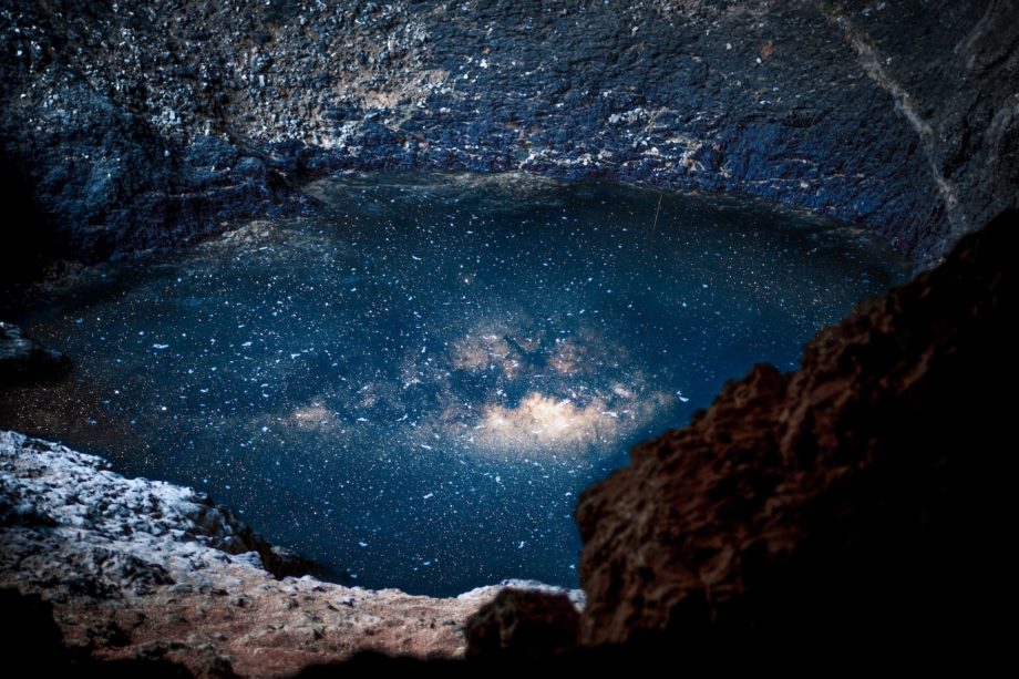 étoiles et galaxies se reflétant de nuit dans la fontaine de Vaucluse - Photo de Artur Aldyrkhanov sur https://unsplash.com/fr/photos/u159a2eL6UE