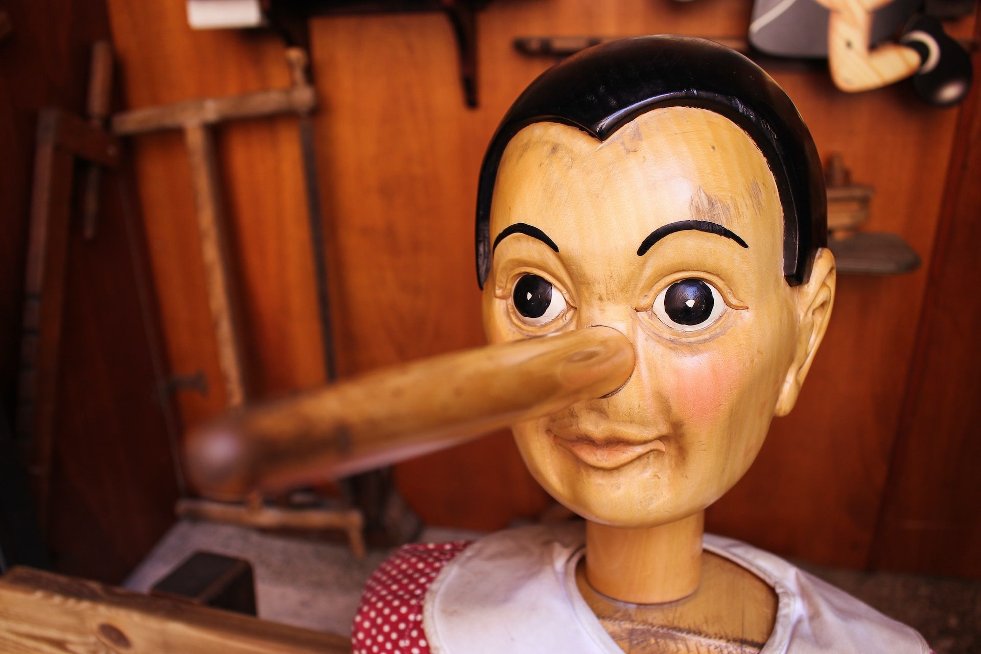 Un Pinocchio ancien dans un atelier de menuiserie - Photo de Jametlene Reskp sur https://unsplash.com/fr/photos/Q79XFGuTFfM