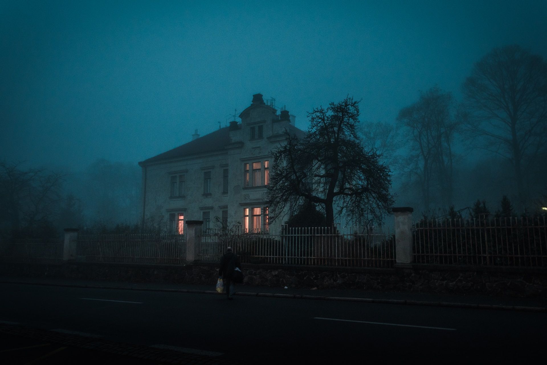 maison dans la nuit avec quelques fenêtres allumées - Photo de Ján Jakub Naništa sur https://unsplash.com/fr/photos/z9hvkSDWMIM