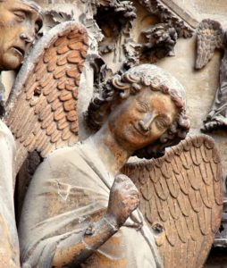 L'Ange au Sourire de la cathédrale de Reims (1240) - wikicommons