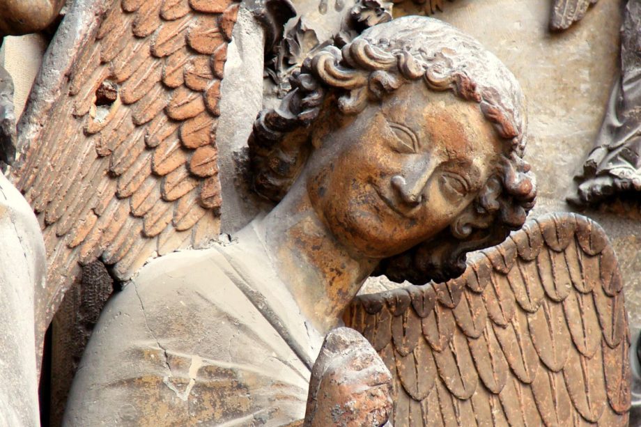 L'Ange au Sourire de la cathédrale de Reims (1240) - wikicommons