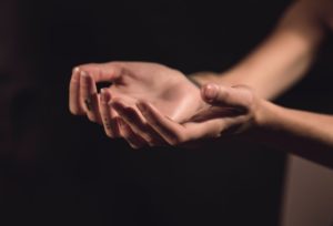 deux mains de femme dans un geste d'accueil de dons spirituels - Photo de Milada Vigerova sur https://unsplash.com/fr/photos/iQWvVYMtv1k