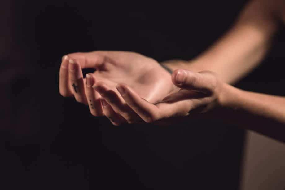 deux mains de femme dans un geste d'accueil de dons spirituels - Photo de Milada Vigerova sur https://unsplash.com/fr/photos/iQWvVYMtv1k