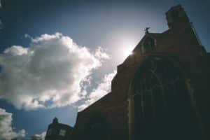 église sombre qui fait comme écran à la <a href=