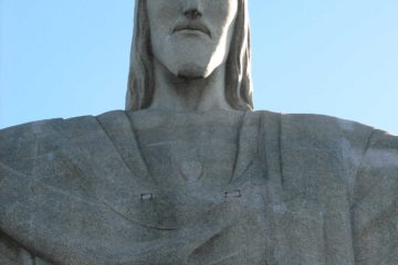 Statue du Christ rédempteur (Paul Landowski, 1931, Rio de Janeiro) - Photo de Claudio Mota recadrée https://www.pexels.com/fr-fr/photo/statue-monument-sculpture-pierre-9945990/