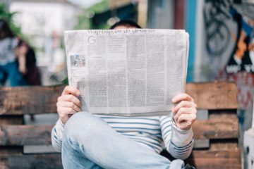 Un homme assis lisant les nouvelles dans le journal - Photo de Roman Kraft sur https://unsplash.com/fr/photos/_Zua2hyvTBk