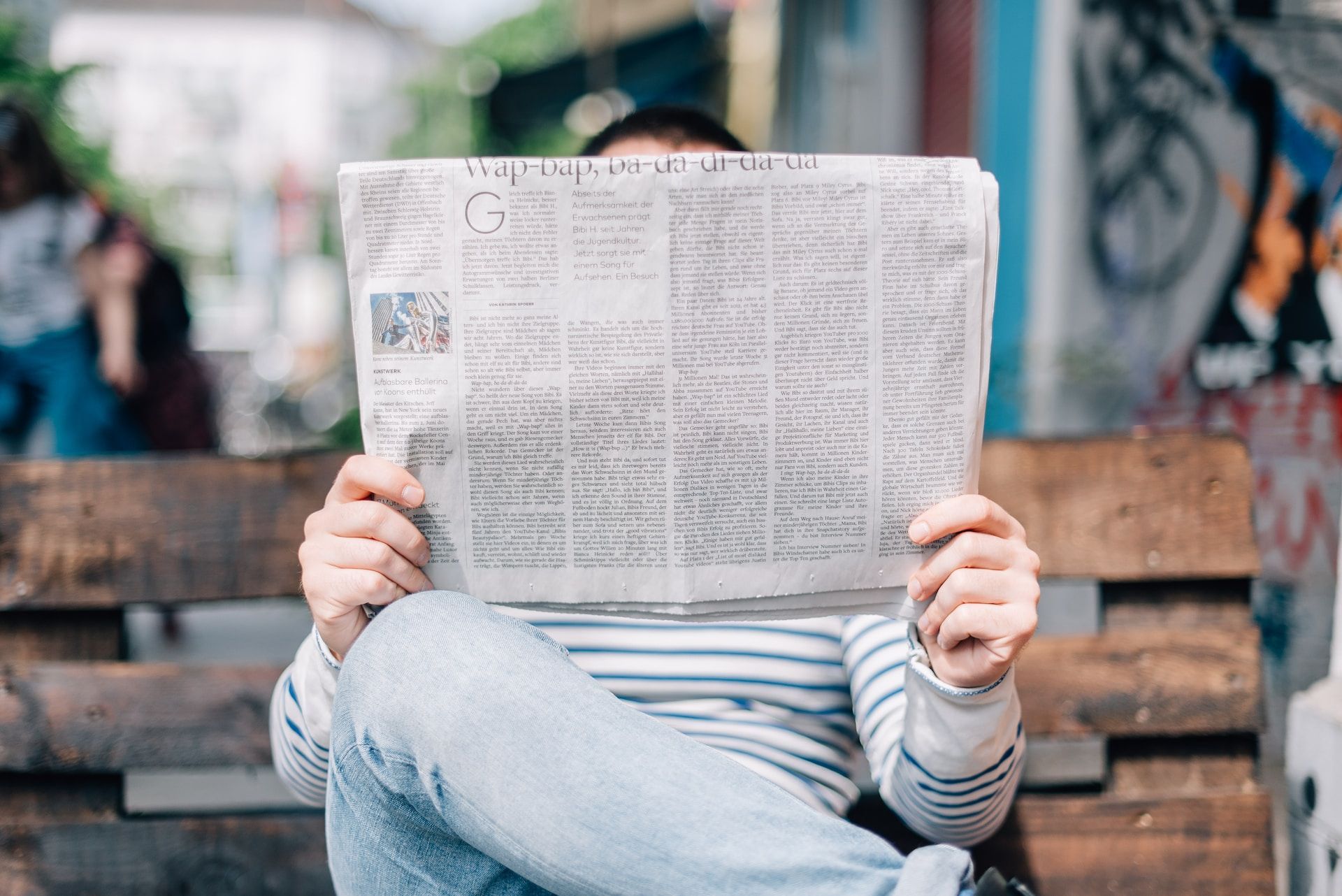 Un homme assis lisant les nouvelles dans le journal - Photo de Roman Kraft sur https://unsplash.com/fr/photos/_Zua2hyvTBk