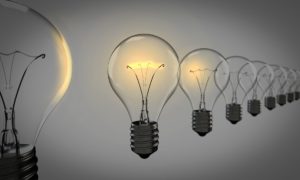 Des ampoules sont suspendues en l'air, avec seulement une alimentée - Image par Arek Socha de https://pixabay.com/fr/photos/ampoules-id%C3%A9es-inspiration-1875384/