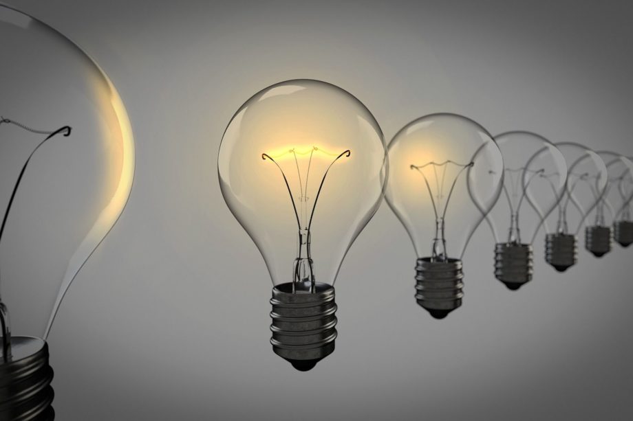 Des ampoules sont suspendues en l'air, avec seulement une alimentée - Image par Arek Socha de https://pixabay.com/fr/photos/ampoules-id%C3%A9es-inspiration-1875384/