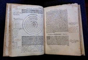 Exemplaire imprimé (première édition) avec xylographies et annotations manuscrites de deux commentateurs et correcteurs de Copernic: Erasme Reinhold (1511-1551) et Paul Wittich (ca 1550-1587) - https://fr.m.wikipedia.org/wiki/Fichier:Nicolas_Copernic,_Nicolai_Copernici_Torinensis_De_revolutionibus_orbium_coelestium,_libri_IV,_Nuremberg,_Iohannes_Petreius,_1543_%28double_page,_annotations_et_corrections%29.jpg