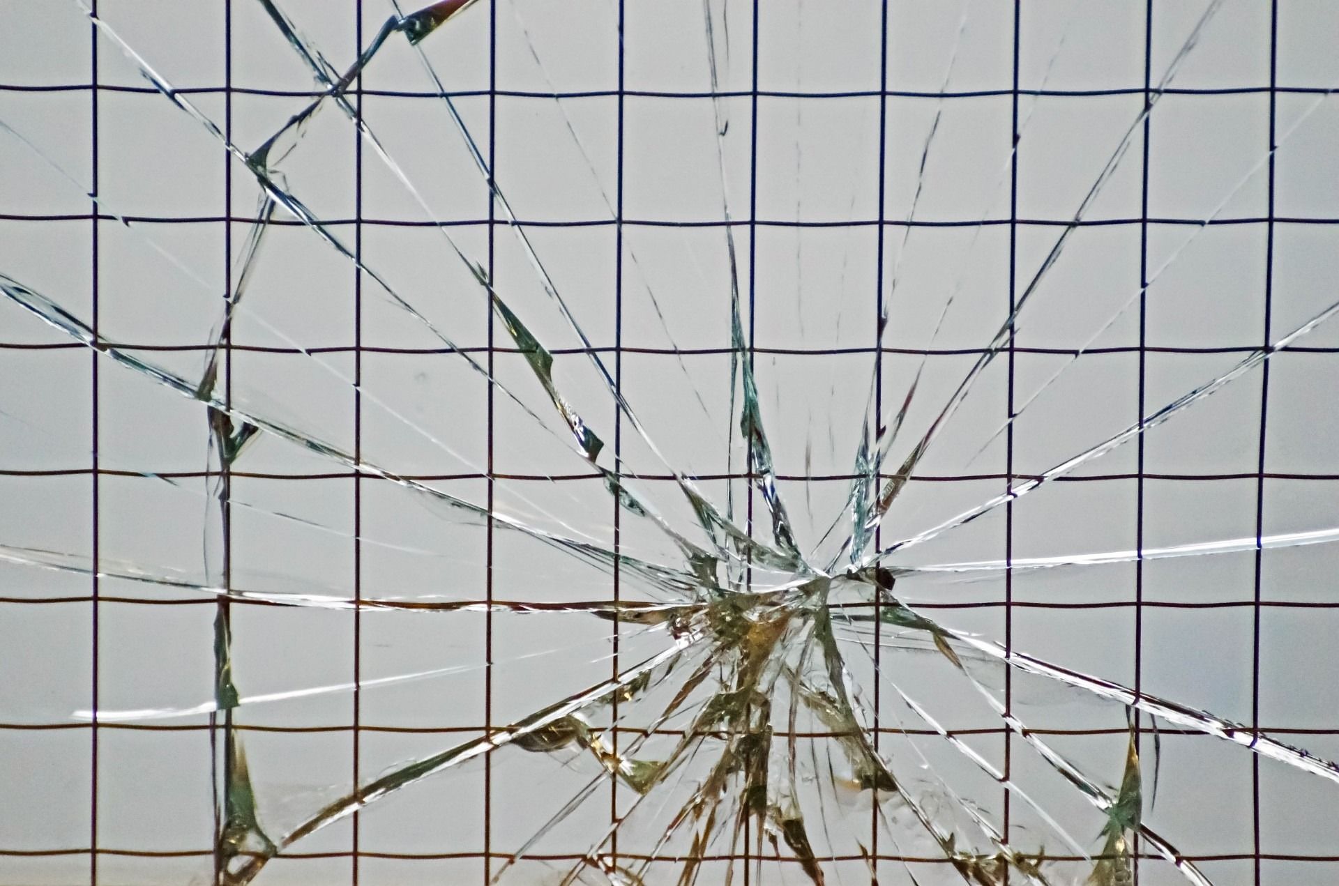 verre brisé, troublant la vue - Image par PublicDomainPictures de https://pixabay.com/fr/photos/contexte-violation-verre-cass%C3%A9-164695/