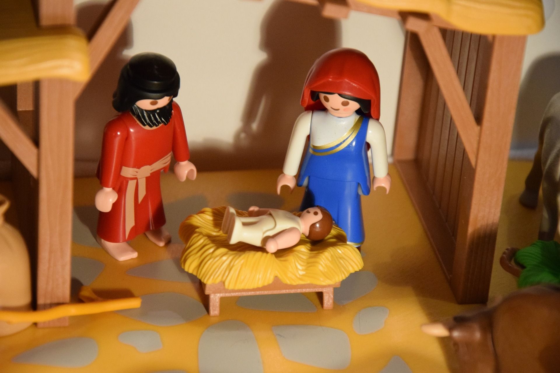 Une crèche avec Jésus, Marie et Joseph en figurine Playmobil - Image par Jonathan Fahrny de https://pixabay.com/fr/photos/no%C3%ABl-cr%C3%A8che-j%C3%A9sus-nativit%C3%A9-2393811/