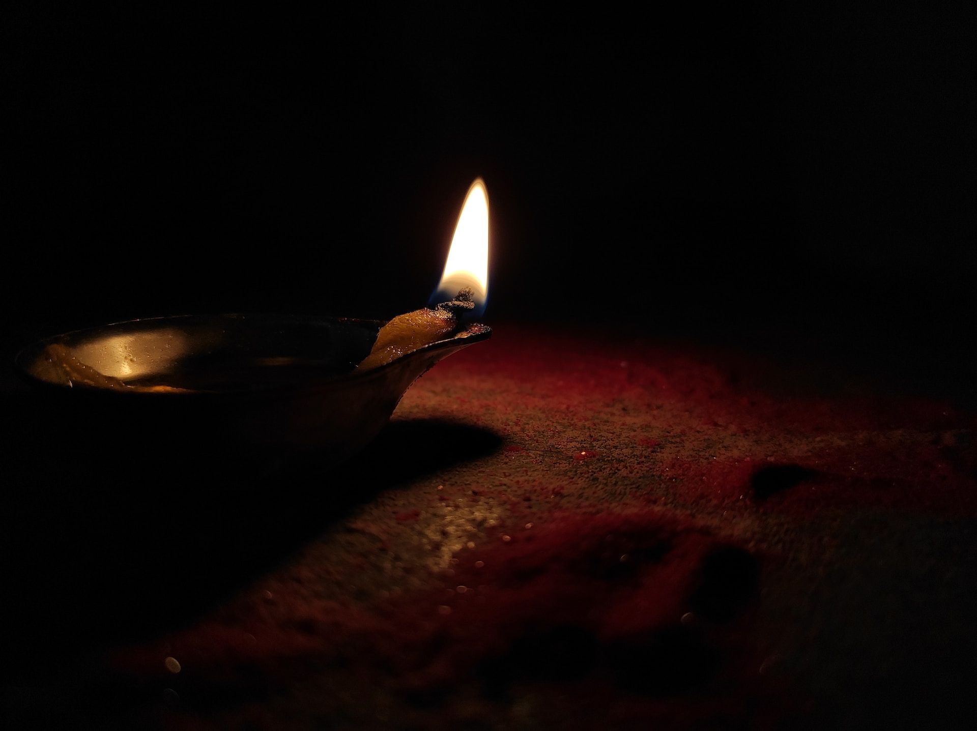 flamme d'une lampe à huile dans la nuit - Photo de Ritabrata Dans sur https://unsplash.com/fr/photos/bougie-allumee-sur-table-en-bois-brun-kpaBHvDE7aQ