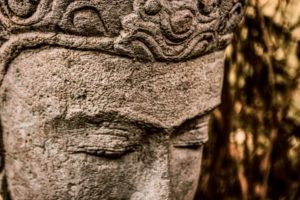 Détail d'une statue montrant le front et les yeux baisés (suggérant d'appliquer à la fois notre réflexion et notre prière, notre émotion) - Image par Patrizio de https://pixabay.com/fr/photos/art-homme-cerveau-%C3%A9motions-artiste-4922029/