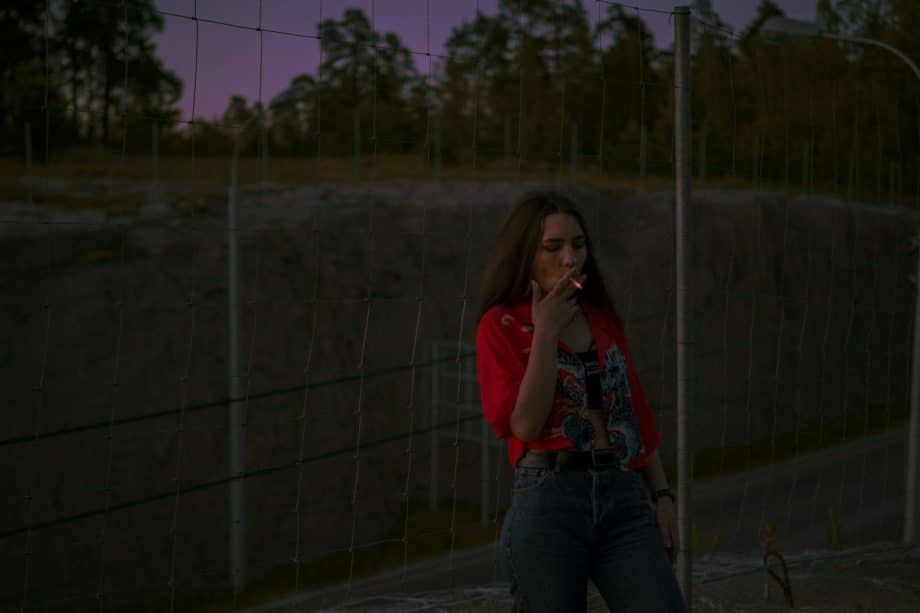 femme fumant une cigarette dan sla nuit - Photo de Maksim Istomin sur https://unsplash.com/fr/photos/femme-en-chemise-rouge-fumant-une-cigarette-BRn2zznag98