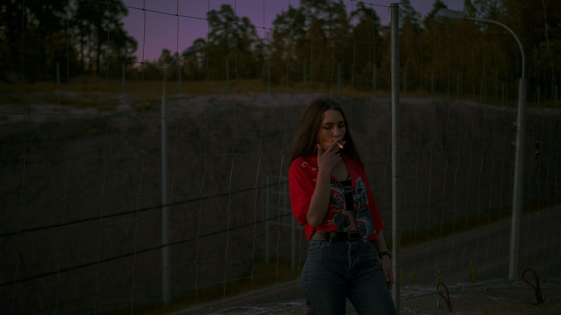 femme fumant une cigarette dan sla nuit - Photo de Maksim Istomin sur https://unsplash.com/fr/photos/femme-en-chemise-rouge-fumant-une-cigarette-BRn2zznag98