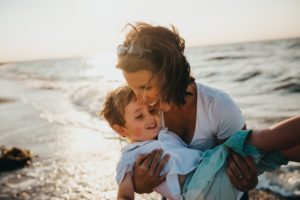 Une femme pleine de joie et d'amour embrasse son enfant - Photo de Xavier Mouton Photographie sur https://unsplash.com/fr/photos/photo-dune-mere-et-de-son-enfant-pres-dun-plan-deau-ry_sD0P1ZL0