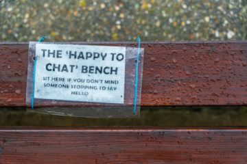 Un banc public avec une inscription invitant les personnes à s'y asseoir pour discuter - Photo de Nick Fewings sur https://unsplash.com/fr/photos/tableau-de-citation-blanc-et-noir-xiV8pkhUx6M