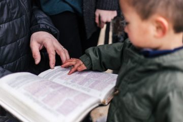 Un enfant commence Ã  apprendre Ã  lire la Bible - Photo de Priscilla Du Preez sur https://unsplash.com/fr/photos/garcon-touchant-la-page-du-livre--mCXEsLd2sU