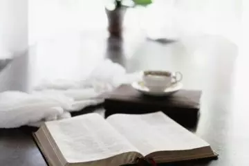 Une bible ouverte avec le café du matin - Photo de Sixteen Miles Out sur https://unsplash.com/fr/photos/bible-sur-table-Up6nwISgsZo